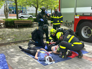 Úředníci z kraje zažili v rámci cvičení simulovaný útok ozbrojených útočníků. Akci ukončila likvidace aktivních střelců