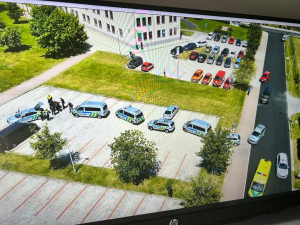 Úředníci z kraje zažili v rámci cvičení simulovaný útok ozbrojených útočníků. Akci ukončila likvidace aktivních střelců