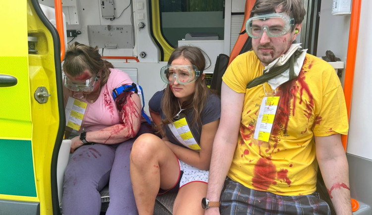 Úředníci z kraje zažili v rámci cvičení simulovaný útok ozbrojených útočníků