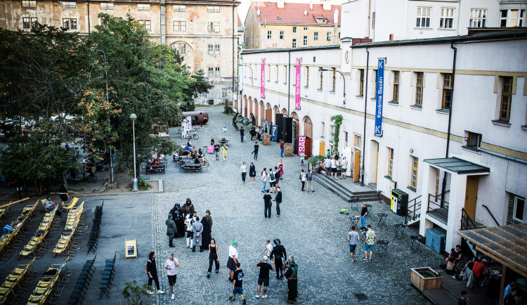 Kasárna Karlín na svou záchranu pořádají sbírku, hledají nové prostory