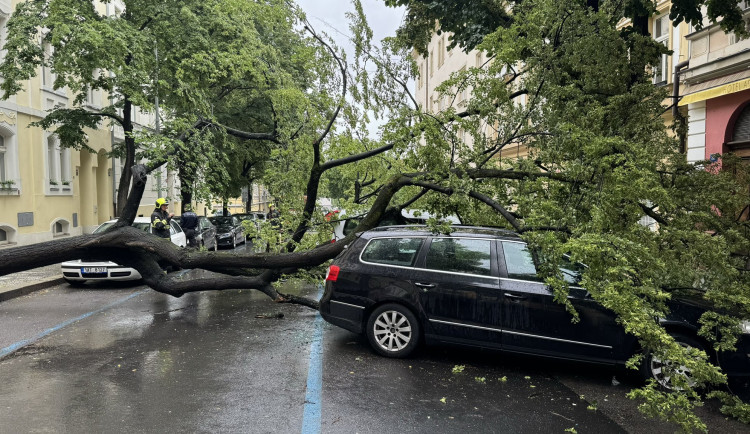 Silné bouřky, vítr, intenzivní déšt a velké kroupy. Prahu čeká divoké odpoledne