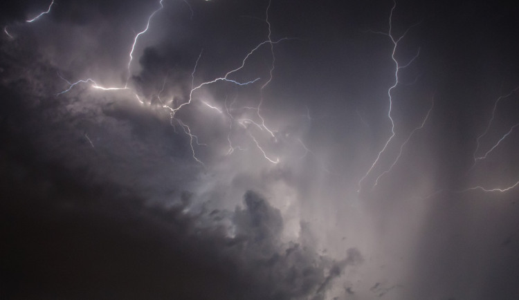 Na Česko se ženou velmi silné bouřky, varovali meteorologové