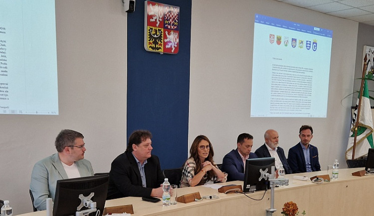 Starostové z Karlovarského kraje chtějí vyšší mzdy pro policisty, píšou ministru