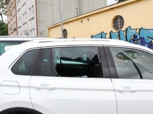Vandal zdemoloval při svém nočním tahu městem sedm automobilů a skleněné výlohy u dvou obchodů