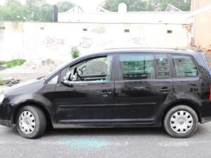 Vandal zdemoloval při svém nočním tahu městem sedm automobilů a skleněné výlohy u dvou obchodů
