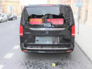 Vandal zdemoloval při svém nočním tahu městem sedm automobilů a skleněné výlohy u dvou obchodů