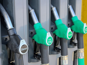 Benzin v Karlovarském kraji od minulého týdne mírně zlevnil, nafta naopak zdražila