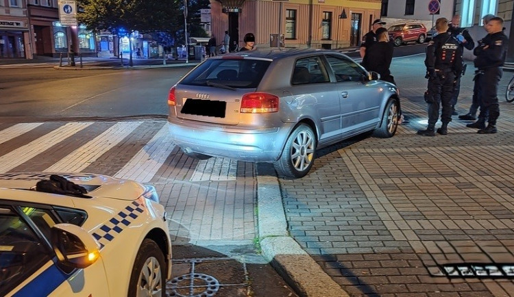 Agresivnímu cizinci se nelíbilo, když si chodec nafotil, jak nevhodně zaparkoval auto. Nakonec skončil v poutech