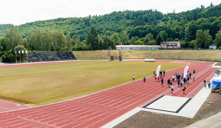 Karlovy Vary zrekonstruovaly atletický stadion v Tuhnicích za 46 milionů Kč