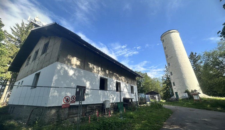 Občerstvení i rozhledna u horské chaty na Libíně budou přes léto otevřené, město našlo nového provozovatele