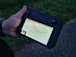 Hasiči pomáhají se záchrankou srnčat před sekačkami, pomocí dronů hledají mláďata ukrytá v trávě