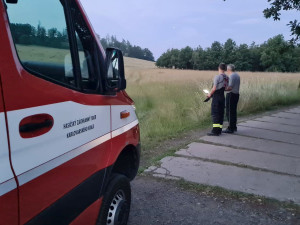 Hasiči pomáhají se záchrankou srnčat před sekačkami, pomocí dronů hledají mláďata ukrytá v trávě