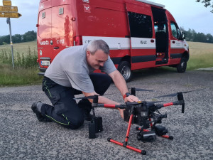 Hasiči pomáhají se záchrankou srnčat před sekačkami, pomocí dronů hledají mláďata ukrytá v trávě