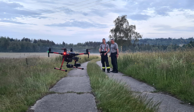 Hasiči pomáhají se záchrankou srnčat před sekačkami, pomocí dronů hledají mláďata ukrytá v trávě