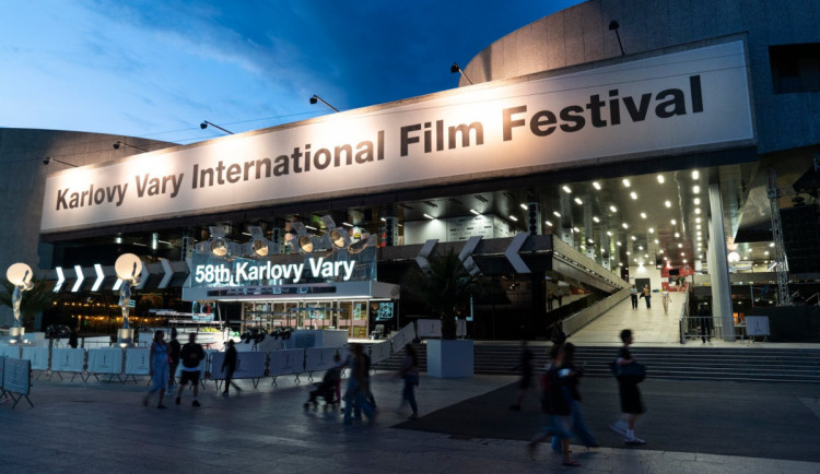 Většinou nejrušnější první noc festivalu byla podle policie klidná, strážníci se soustředí hlavně na parkování