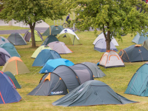 Návštěvníci karlovarského festivalu spali v hostelu i ve stanovém městečku