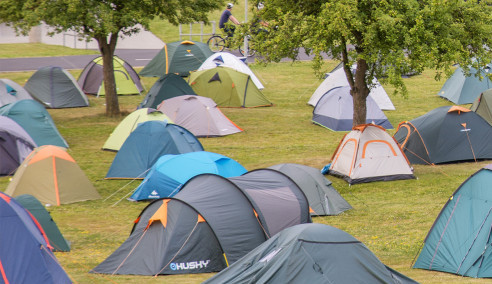 Návštěvníci karlovarského festivalu spali v hostelu i ve stanovém městečku