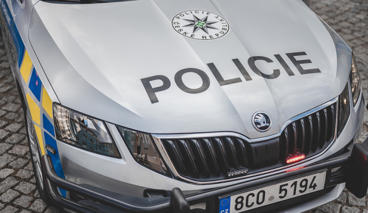 Obchodování přes sociální sítě nebo falešné sms. Dvě ženy přišly o více než sto tisíc korun