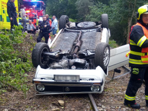 Řidič nezvládl jízdu, s autem se převrátil na střechu na železniční vlečku