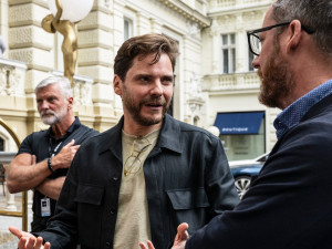 Na karlovarský festival dorazil německý herec a režisér Daniel Brühl