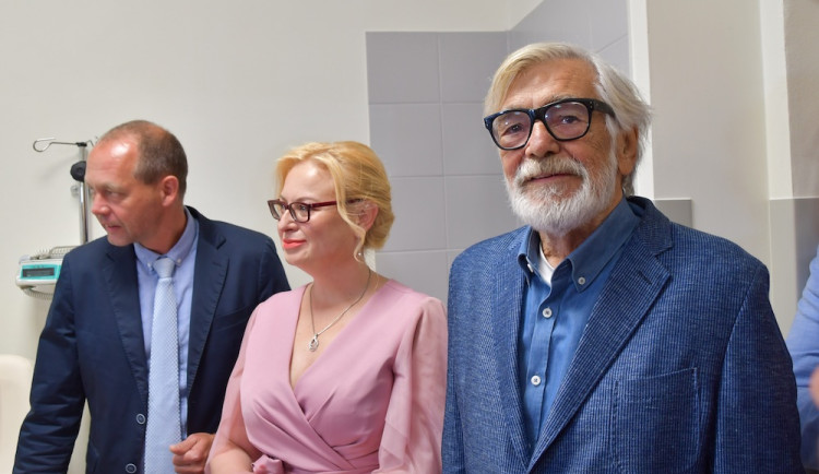 Bartoška se stal patronem nových onkologických ambulancí v karlovarské nemocnici