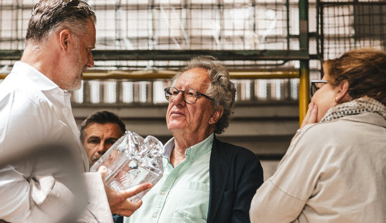 Herec Geoffrey Rush navštívil během filmového festivalu sklárnu Moser, křišťál zaujal i Mortensena