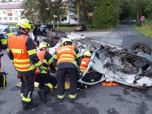 Při střetu dvou osobních vozidel se zranili tři lidé. Na místě zasahoval i vrtulník letecké záchranné služby