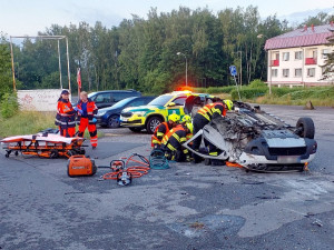 Při střetu dvou osobních vozidel se zranili tři lidé. Na místě zasahoval i vrtulník letecké záchranné služby