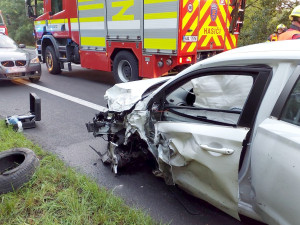 Při střetu dvou osobních vozidel se zranili tři lidé. Na místě zasahoval i vrtulník letecké záchranné služby