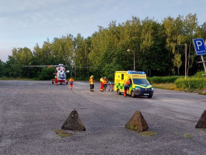Při střetu dvou osobních vozidel se zranili tři lidé. Na místě zasahoval i vrtulník letecké záchranné služby
