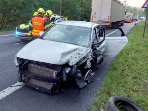 Při střetu dvou osobních vozidel se zranili tři lidé. Na místě zasahoval i vrtulník letecké záchranné služby