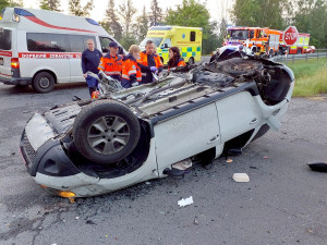 Při střetu dvou osobních vozidel se zranili tři lidé. Na místě zasahoval i vrtulník letecké záchranné služby