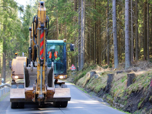 Karlovarský kraj letos začne s opravou druhé části silnice na Podstrání