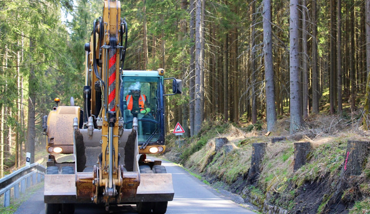 Karlovarský kraj letos začne s opravou druhé části silnice na Podstrání