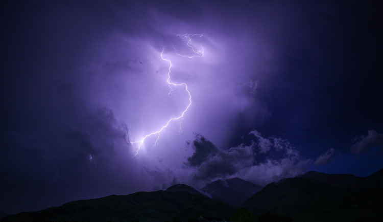 Středeční horka vystřídají bouřky. Místy budou velmi silné, varovali meteorologové