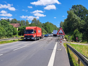 Začala oprava silnice na hrázi Jesenice, řidiči musí využít objížďku. Řada z nich ale nedodržuje značení a způsobuje dopravní kolaps