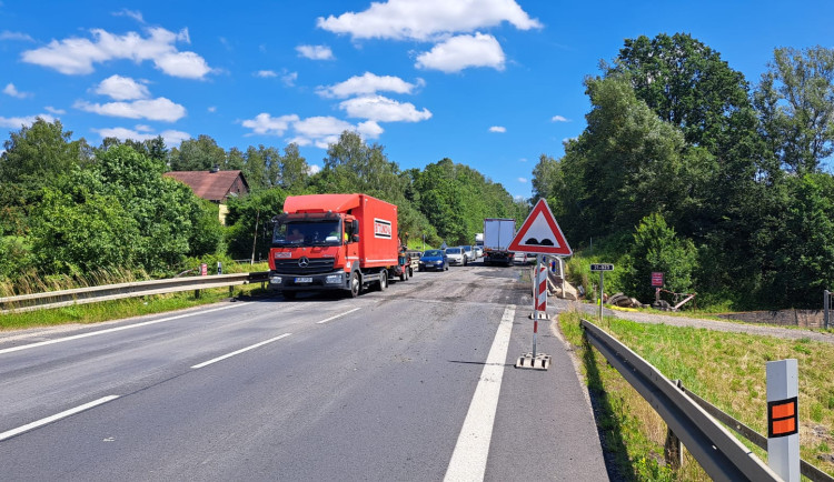 Začala oprava silnice na hrázi Jesenice, řidiče čeká komplikovaná objížďka