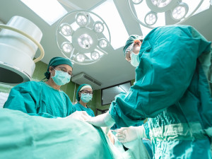 Karlovarský kraj rozdělil už téměř 3 miliony korun lékařům, aby neodcházeli do důchodu