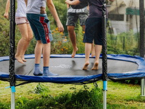 Letní úrazy u dětí. Strašákem traumatologů jsou i letos trampolíny a skákací hrady