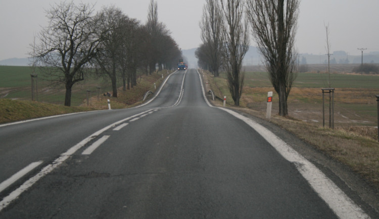 Silničáři začnou o víkendu opravovat silnici u Strakonic. Dostane nový povrch