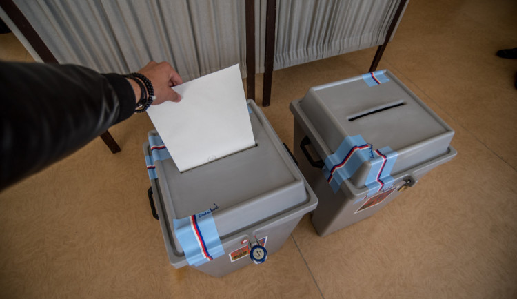 Do krajských voleb podalo v Karlovarském kraji kandidátku 19 politických stran