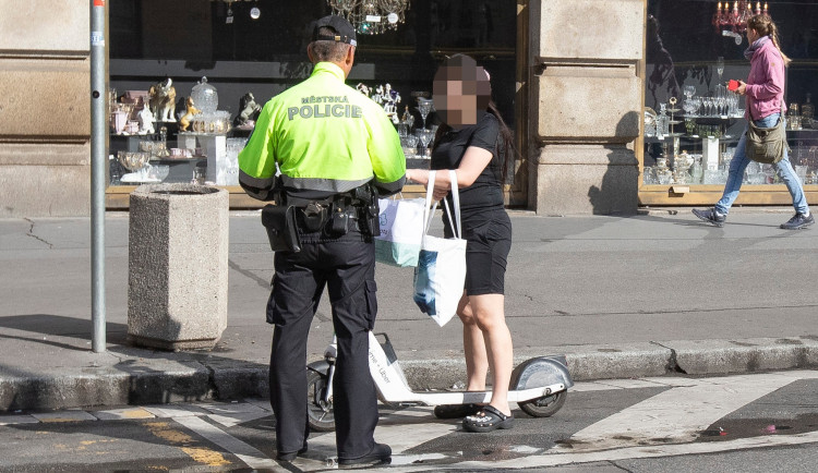 Zátah na cyklisty a koloběžkáře v Praze pokračuje. Strážníci je budou kontrolovat čtyři dny