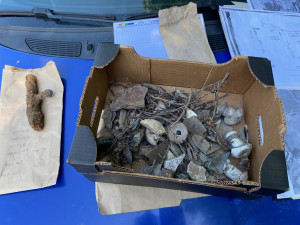 Závěr pušky, zbytky elektroinstalace a ostnatého drátu z plotu koncentračního tábora ve Svatavě