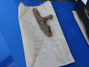 Archeologové našli závěr pušky jednoho ze strážných