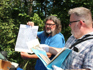 Pavel Vařeka z FF ZČU a Michael Rund z Muzea Sokolov ukazují mapové podklady