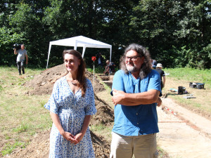 Vedoucí výzkumu Pavel Vařeka a starostka městyse Svatava Eva Třísková