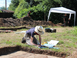 Archeologové z FF ZČU objevili základy táborové kuchyně a části oplocení