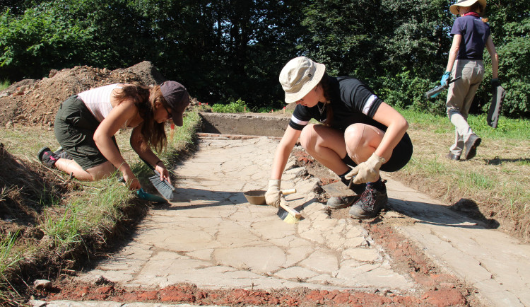Pozůstatky ženského koncentračního tábora odkrývají archeologové ze západočeské univerzity