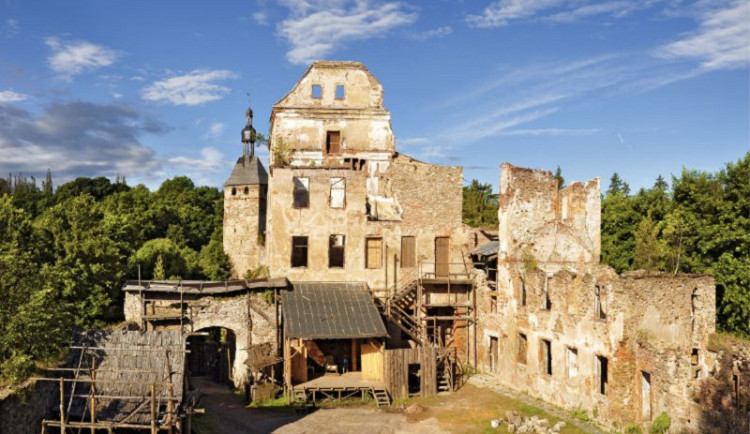 Archeologové zkoumají parkánové zdi na hradě Hartenberg na Sokolovsku