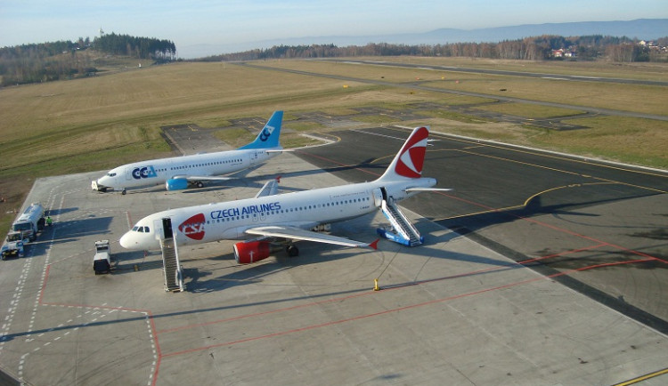 Investice na rozšíření dráhy na Letišti Karlovy Vary by se vrátily do 10 let, vyplývá z analýzy